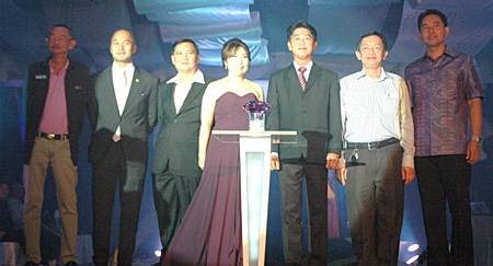 The VIP’s at the photo session. From left Niti Kongkrut, Edward Kiti, Prasong Suksrikarn, Rungthip Suksrikarn, Chonburi Governor Wichit Chatpaisit, Somchai Phornchindarak, and Mayor Itthiphol Kunplome.